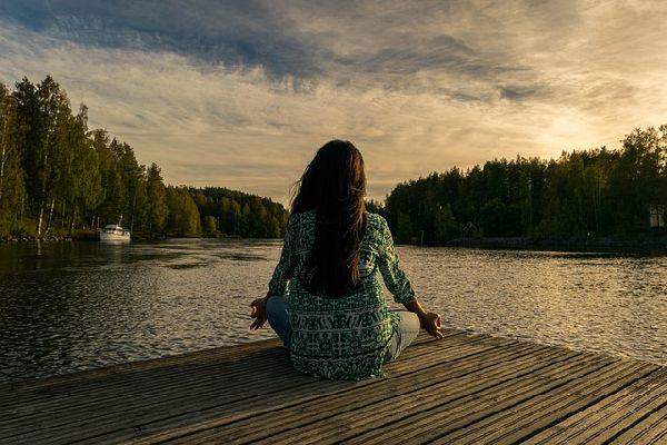 Sintomi della menopausa: i benefici dello yoga